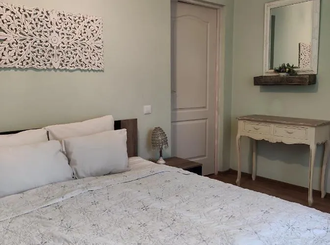 Boutigue House With Terrace And Garden Free Parking Apartment